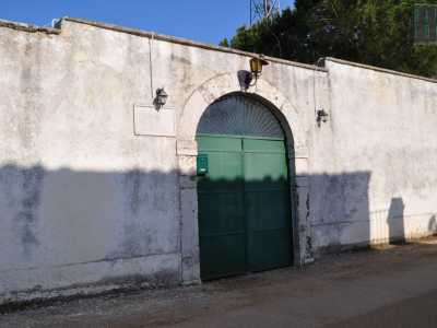 La seconda, munita di un grande cancello verde, presenta una targa commemorativa risalente al 1773: un periodo che dunque precede la datazione ufficiale del villaggio